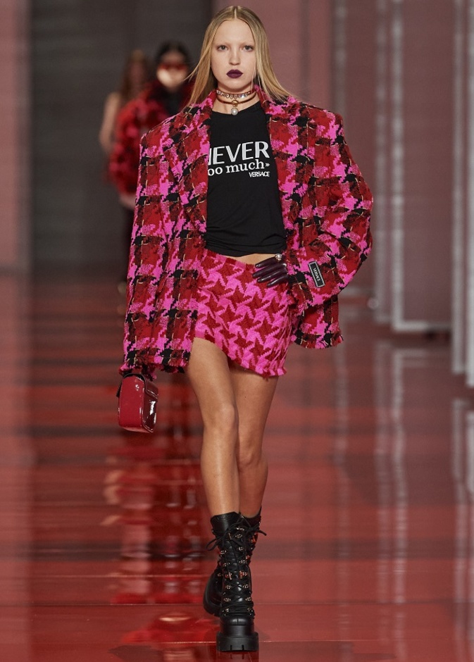 تنسيق إطلالات باللّون الزهري صيحة موسم خريف 2022 من Versace