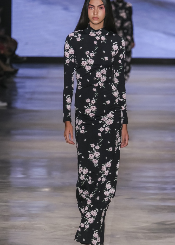 موضة فساتين مطبعة بالورود صيحة لا غنى عنها في خريف 2022