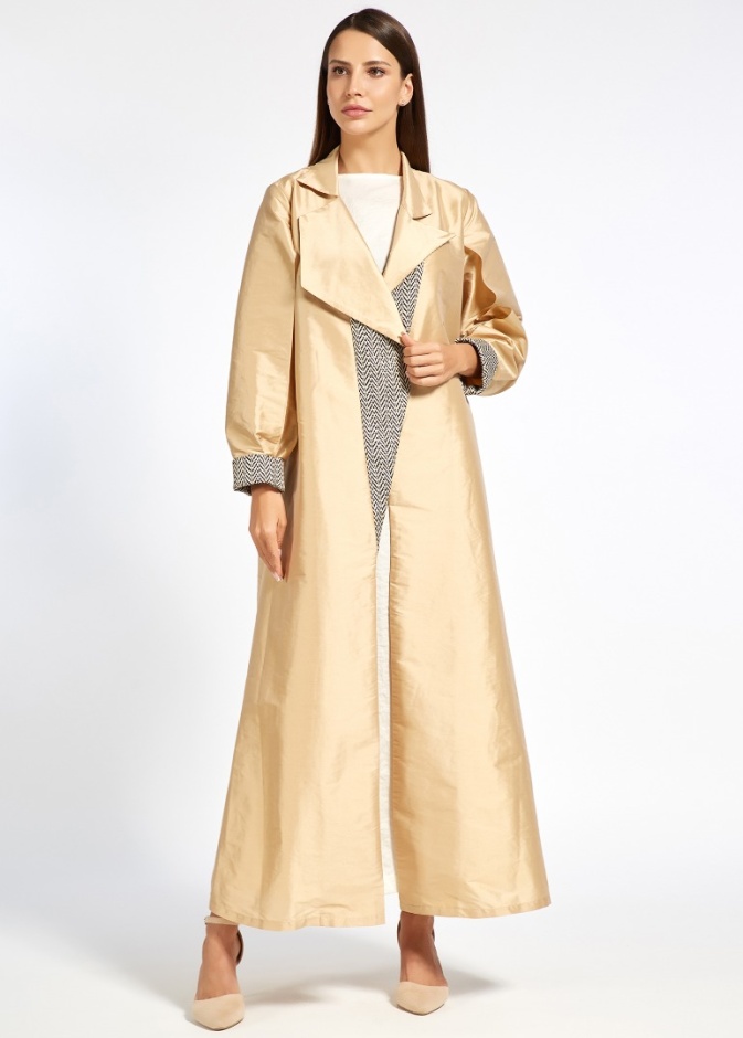 تفاصيل شبابية وعصريّة برزت بالعباية الأنيقة بقصّة المعطف من Zahra Karmostaji