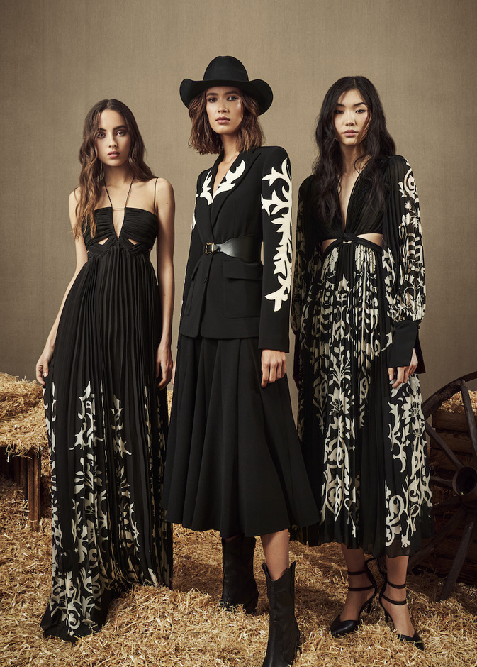 اختاري مزيج الأسود والأبيض لاطلالة ساحرة في السهرات 