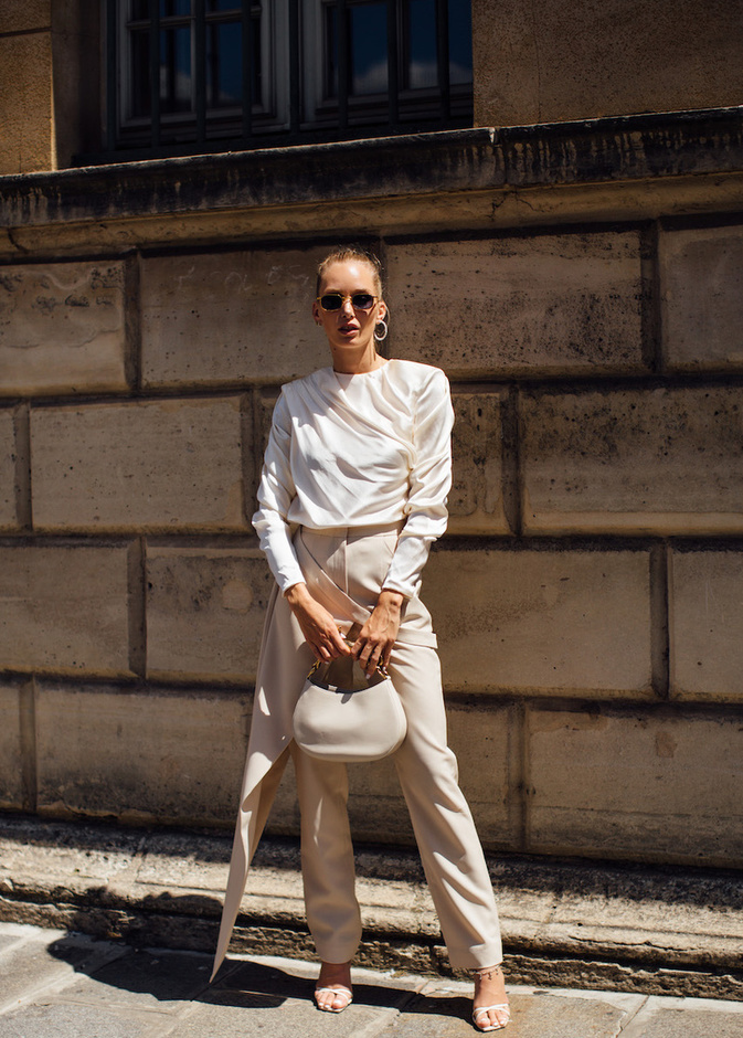 البنطلون البيج خيارك الأكثر عصرية واليك أجمل الأفكار لتنسيقه 