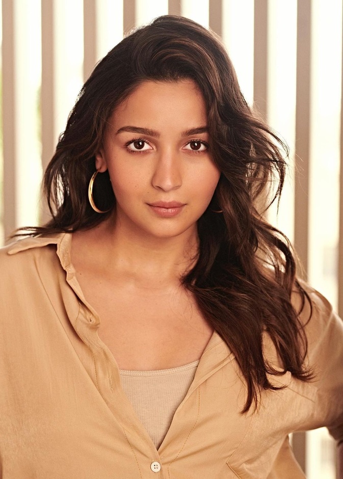 أحدث صور عليا بهات بدون مساحيق تجميل على مواقع التواصل