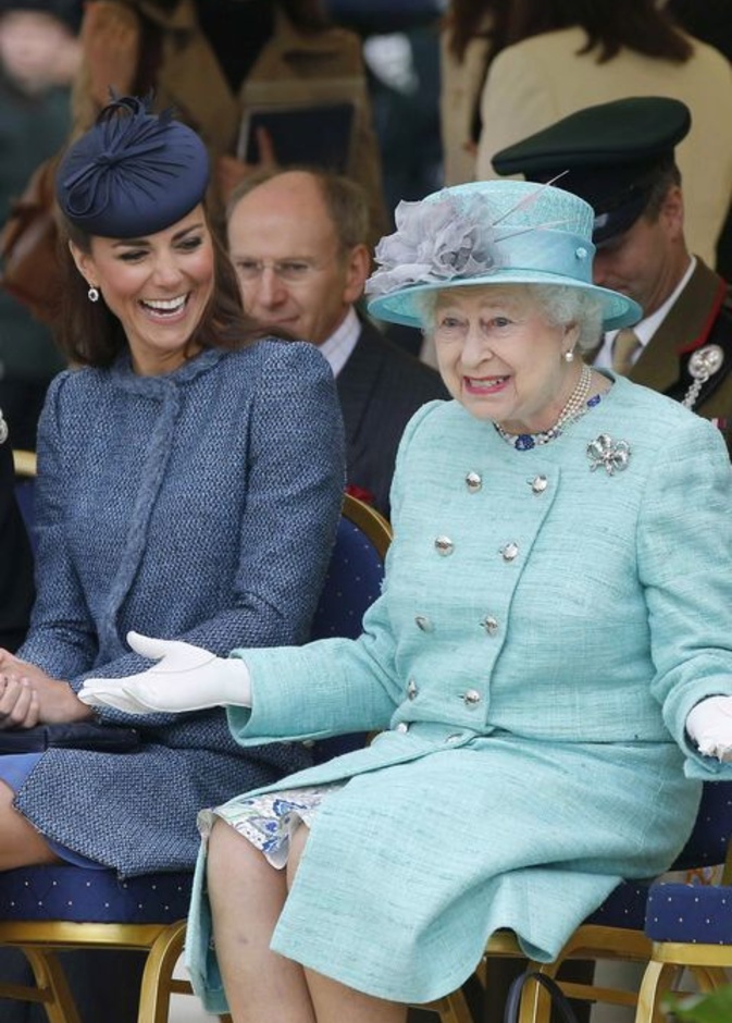 كيف تختلف طريقة كيت ميدلتون كأم عن الملكة إليزابيث الثانية؟