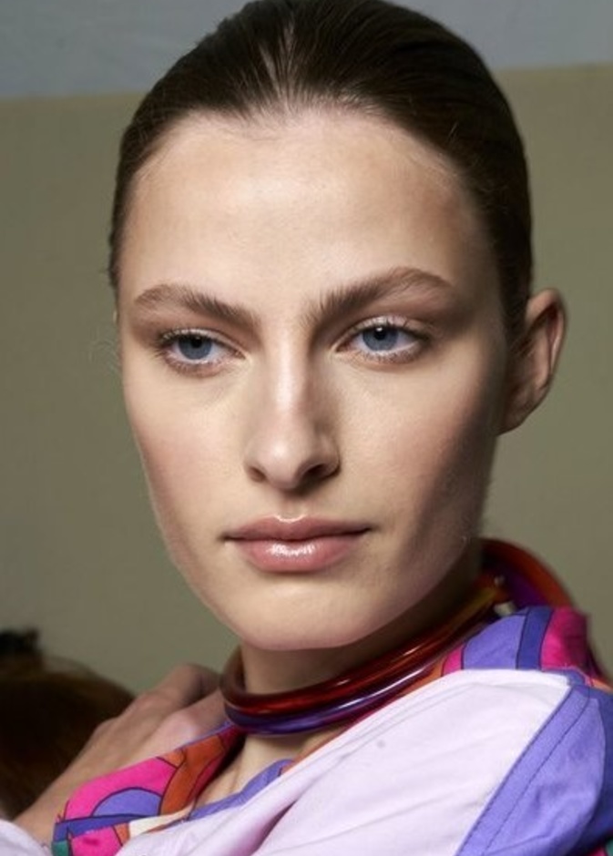 حيل مكياج بسيطة تجمّل عينيك من دون تطبيق ظلال الجفون