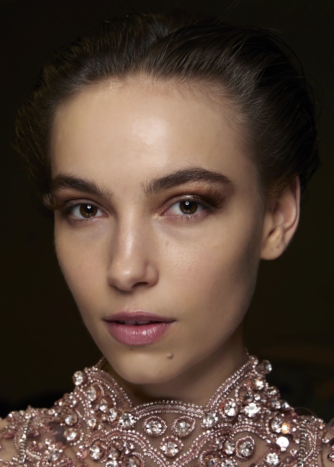 رسمات الحواجب العريضة صيحة لا غنى عنها في صيف 2022 إليك أبرز الحيل لتطبيقها