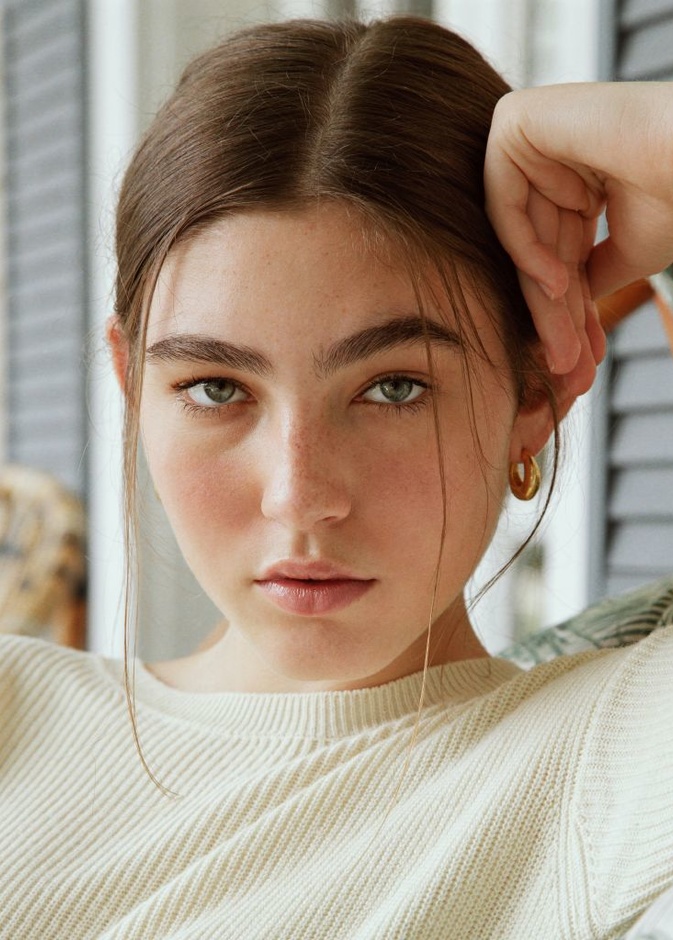 روتين صباحي للعناية بالبشرة الدهنية قبل يوم المرأة الإماراتية