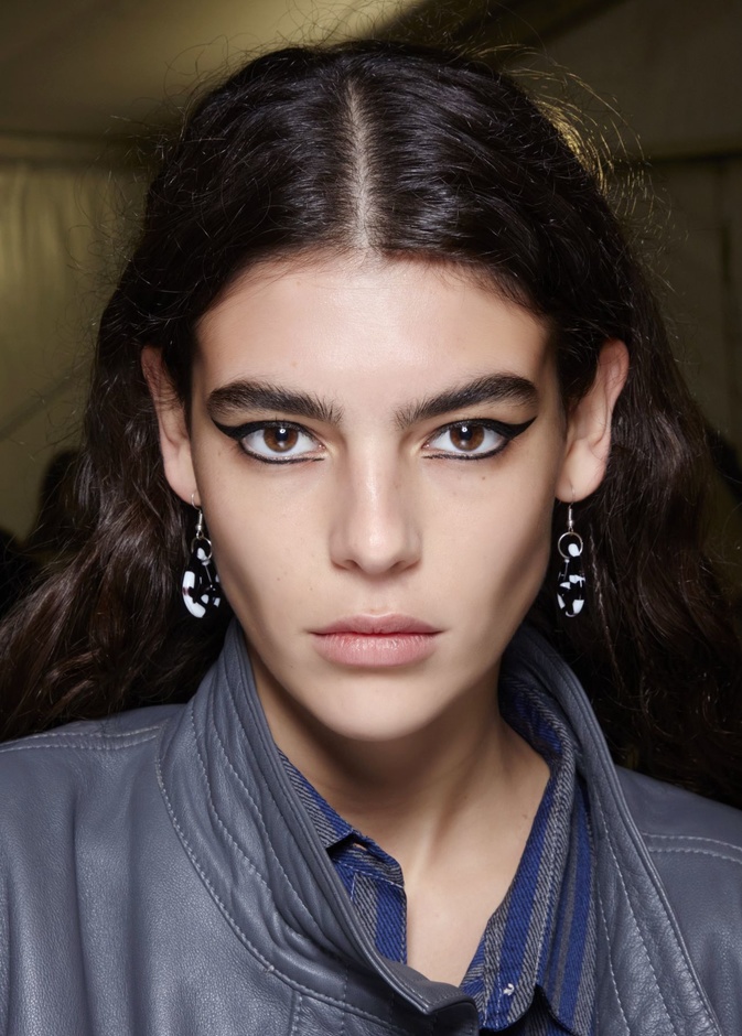 صيحات الآيلاينر ورسمات عصرية للعيون برزت في صيف 2022.. تعلّمي خطوات تطبيقها