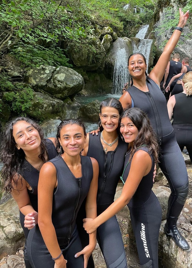 تارا عماد وصديقاتها خلال رحلة إلى الجبل الأسود