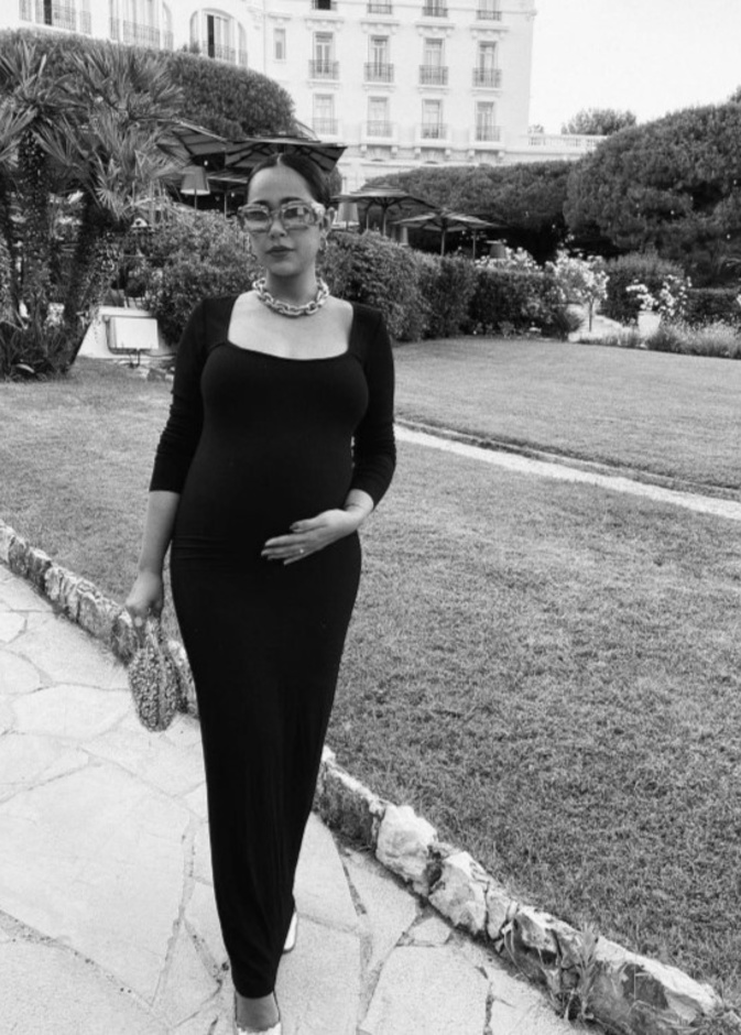 اطلالة آلاء بلخي بفستان الحمل الزهري