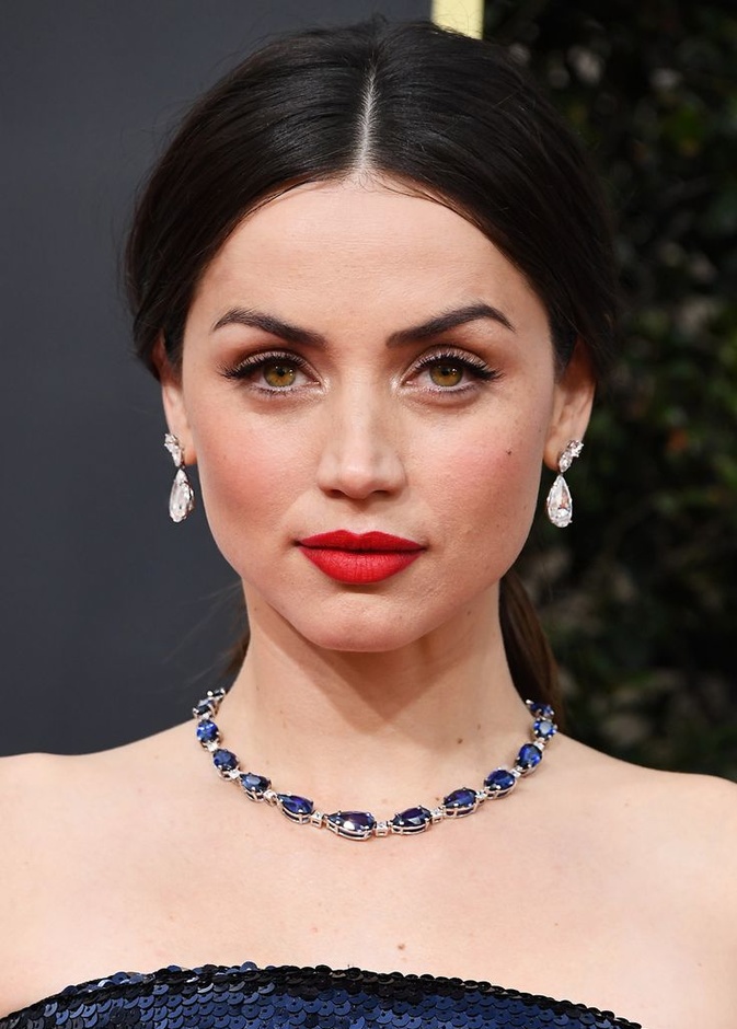 آنا دي أرماس ترتدي عقد الياقوت الأزرق حجر سبتمبر من تيفاني Tiffany