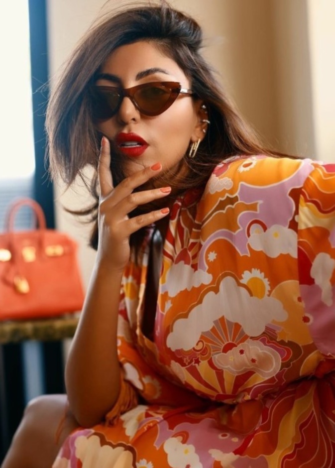 أجمل إطلالات دانا الطويرش لمحبات الفساتين المطبعة بالألوان الحيوية