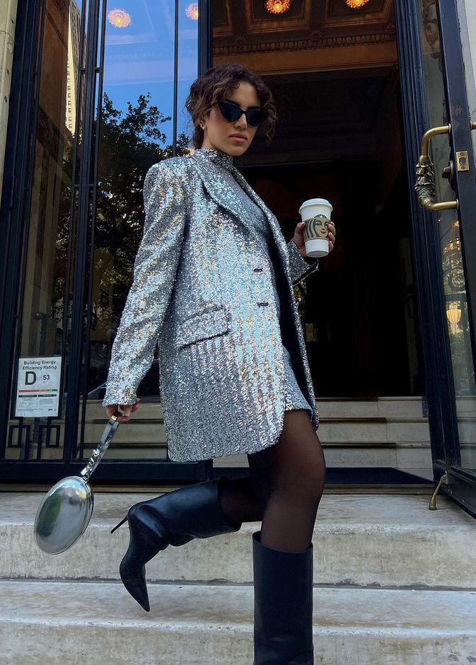 إطلالة نجود الرميحي تميّزت باللون الميتاليكي نسّقت الفستان مع الجاكيت الطويلة من مايكل كورس