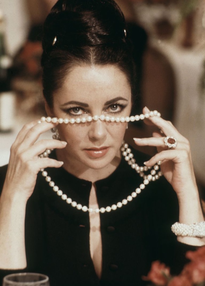 إليزابيث تايلور مزينة بأحد أحجارها المفضلة اللؤلؤ