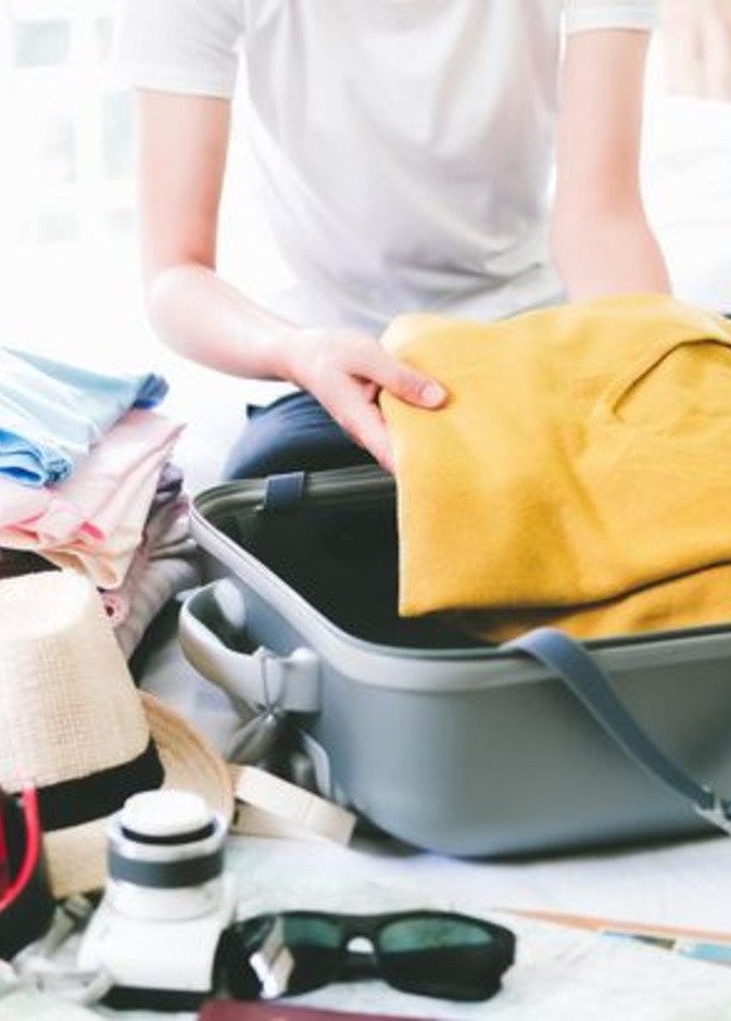 كيفية ترتيب الملابس في حقيبة سفر واحدة بالخطوات