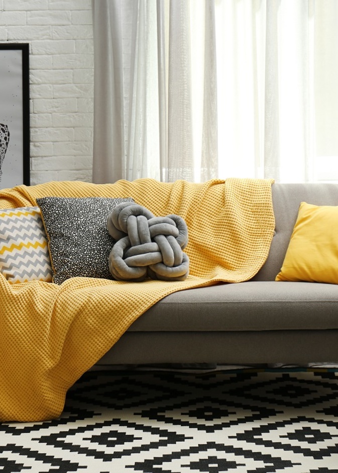 اختاري أغطية مبهجة اللون لتغطية أريكتكِ للحفاظ عليها نظيفة وبحالة جيدة لأطول فترة