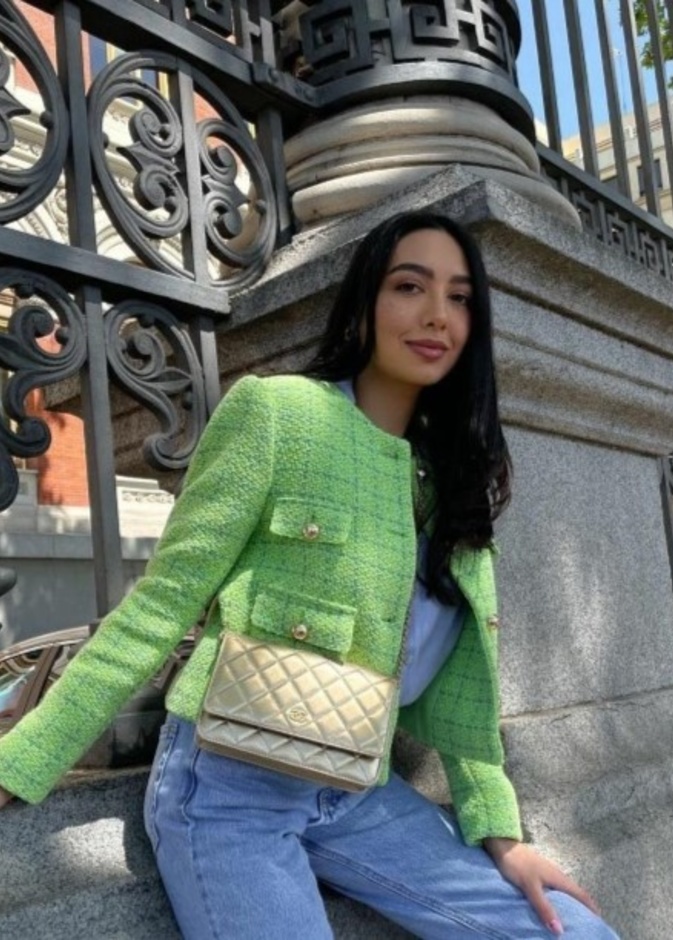 اطلالة غالية محمودي بالبنطلون الجينز وجاكيت أخضر قصير