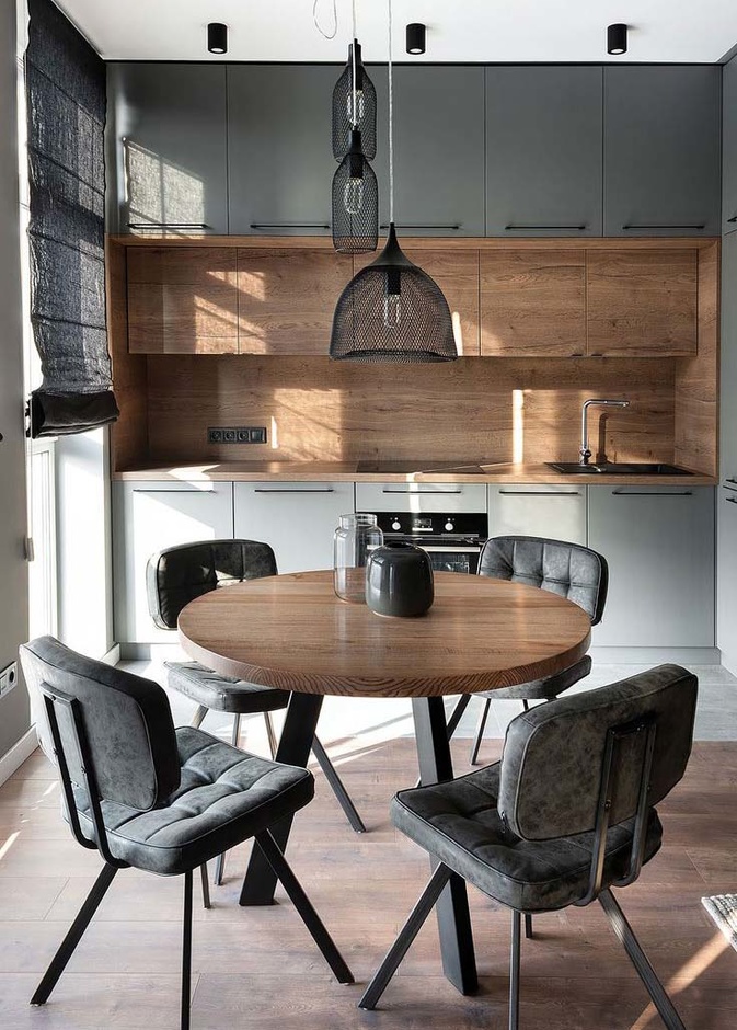 الإنارة الطبيعية تبرز اللون الأخضر والخشب في ديكورات المطبخ الصغير