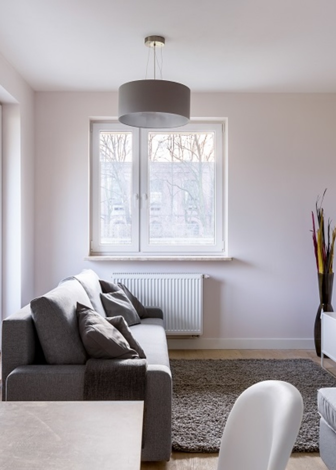 السجادة الكبيرة الحجم في غرفة المعيشة الصغيرة الحجم تعطي إحساسا بضيق المساحة