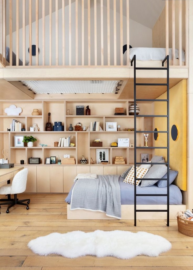 السرير الطابقي مع تصاميم مرحة للعب توفر مساحة لنوم ثلاثة أطفال