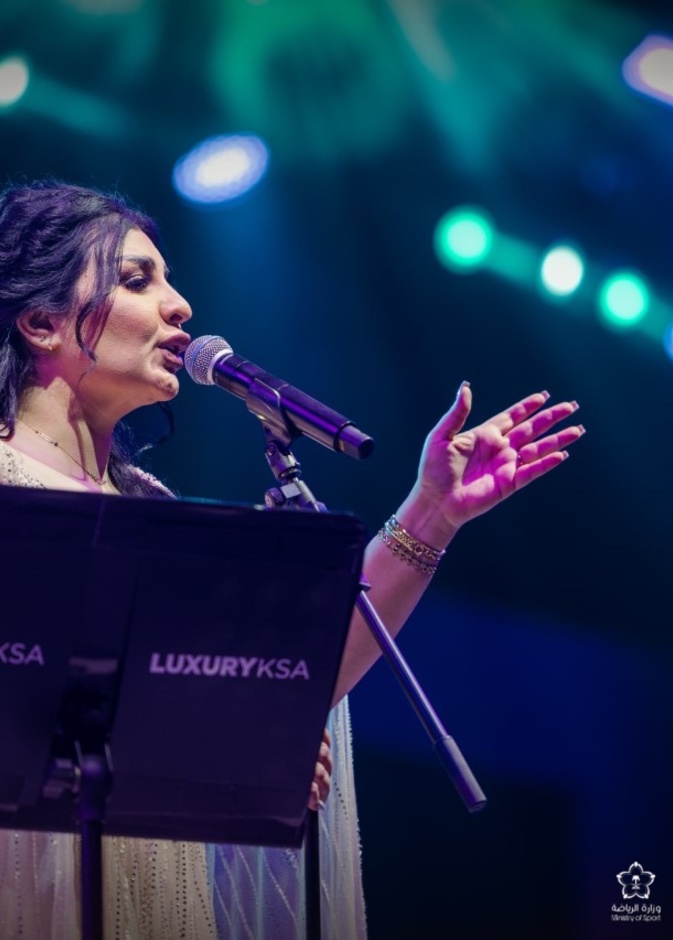 "اصيل هميم" تخطف الأنظار بإطلالة ساحرة لامعة من علامة "بيرلا فاشن" في حفلها بالطائف