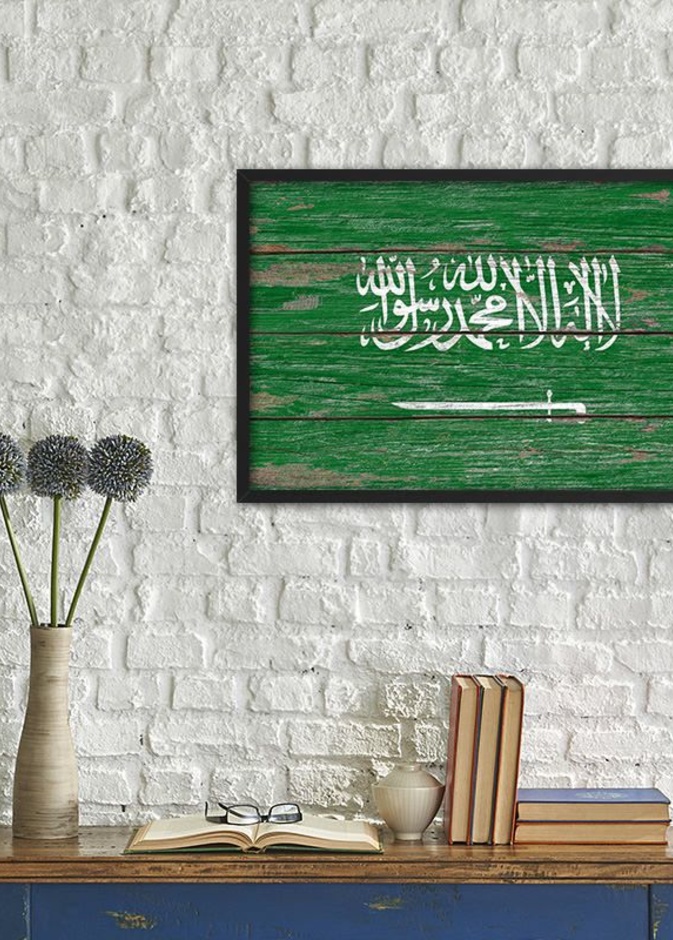 العلم السعودي على جدران المنزل الحجري