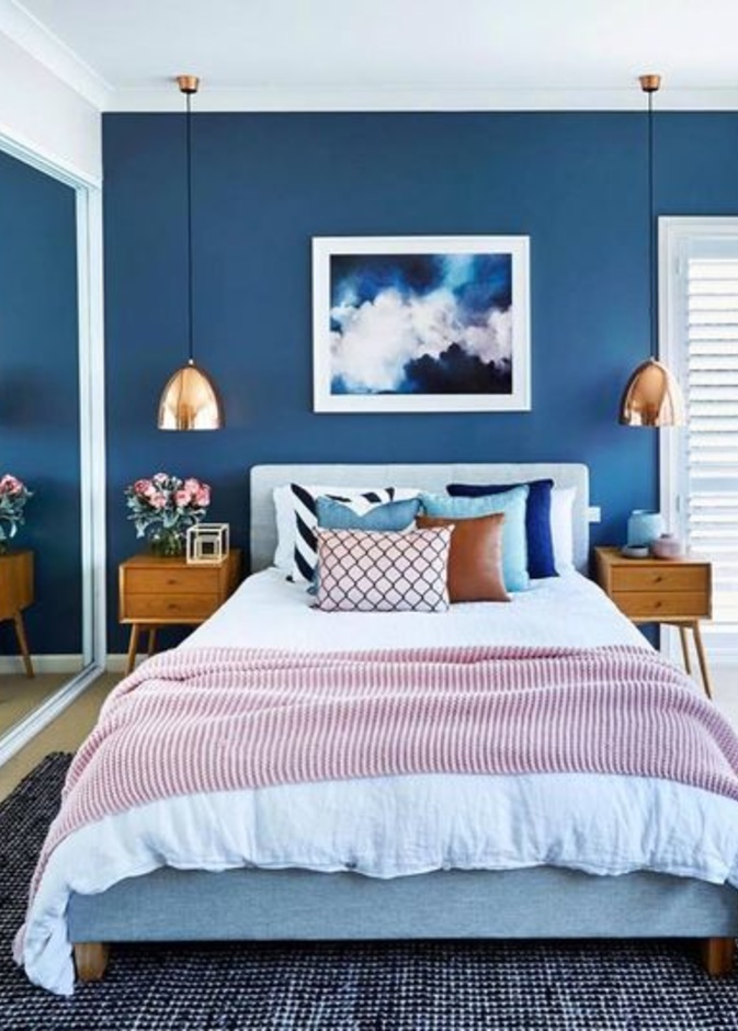 اللون الأزرق لجدران غرف النوم يعمل على تعزيز الشعور بالاسترخاء والهدوء