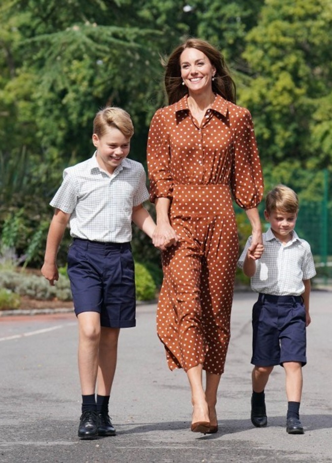 بدت بغاية الأناقة باللون البنيّ وهو أحد أبرز الألوان لخريف 2022