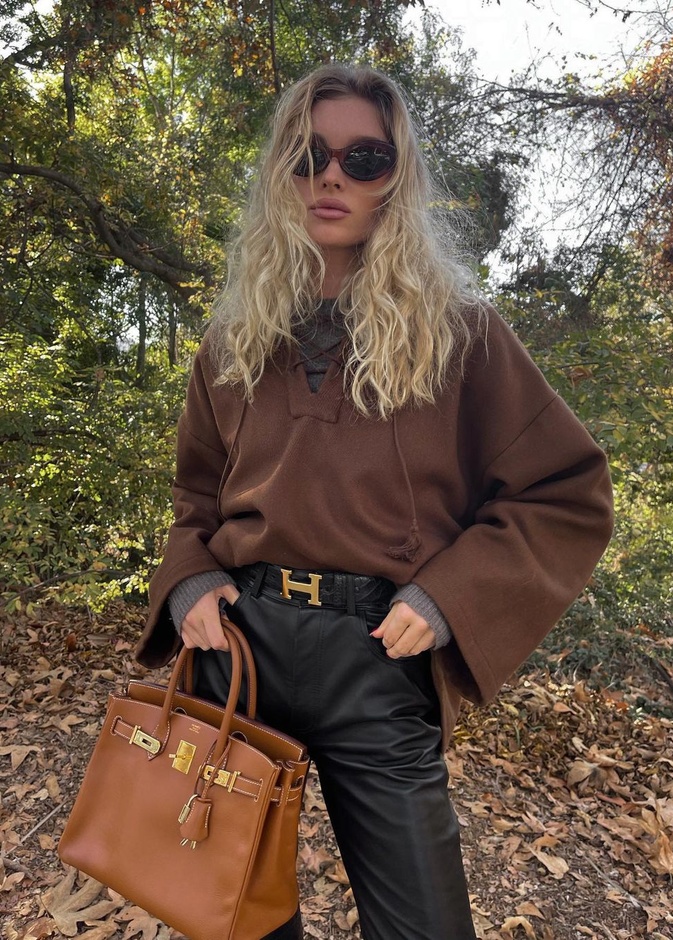 أفكار اطلالات خريفية طويلات القامة من عارضة الأزياء السا هوسك