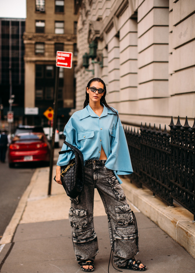 أفكار لا تخطر بالبال لتنسيق بناطيل الجينز العصرية لاطلالات خريف 2023