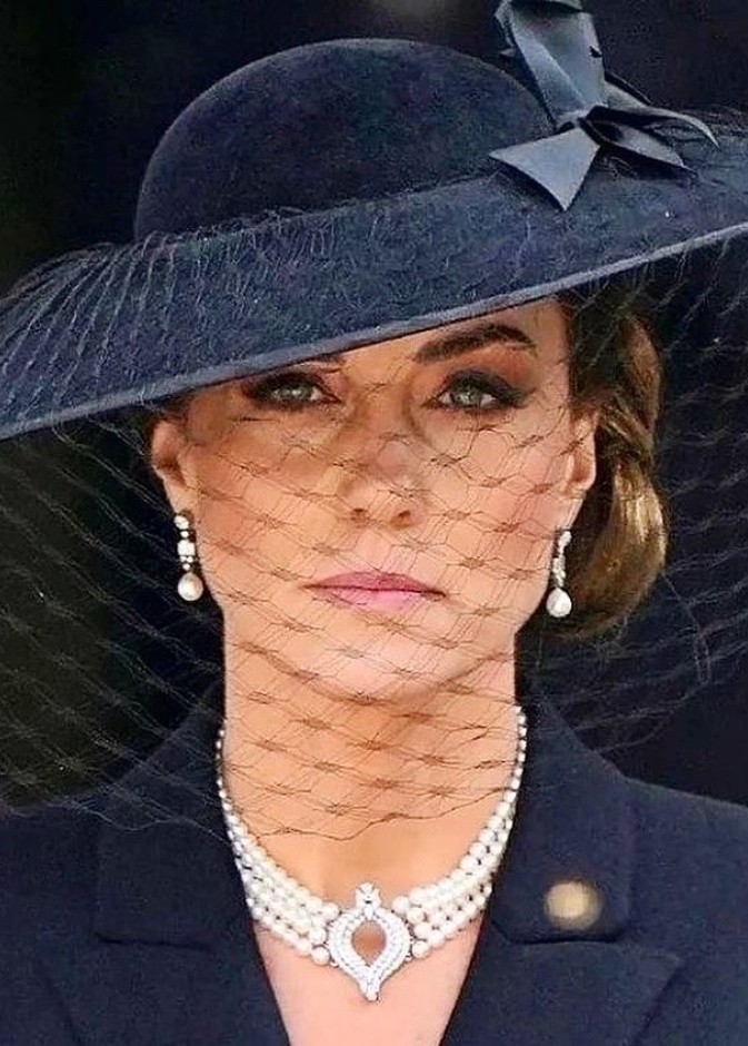 تسريحات شعر الكعكة المنخفضة مع القبعة الكبيرة