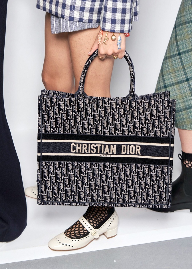 تعتبر الحقائب الـ tote أداة تسويقية فشعارات دور الأزياء المطبوعة عليها كبيرة ويصعب تجاهلها