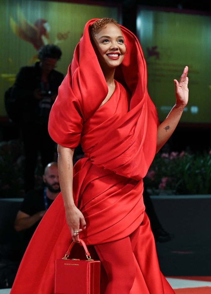 أطلّت Tessa Thompson بلوك من توقيع المصمم إيلي صعب باللون الأحمر