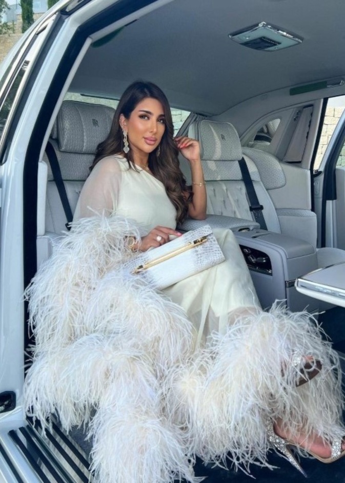 جاء الريش الأبيض ضمن خيارات مريم الياسي الجاذبة