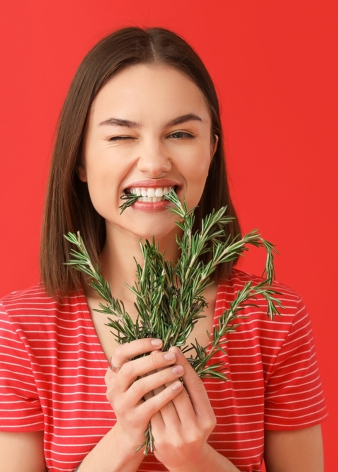 إكليل الجبل.. ماهي فوائده للنساء وكيف تستفدين منه