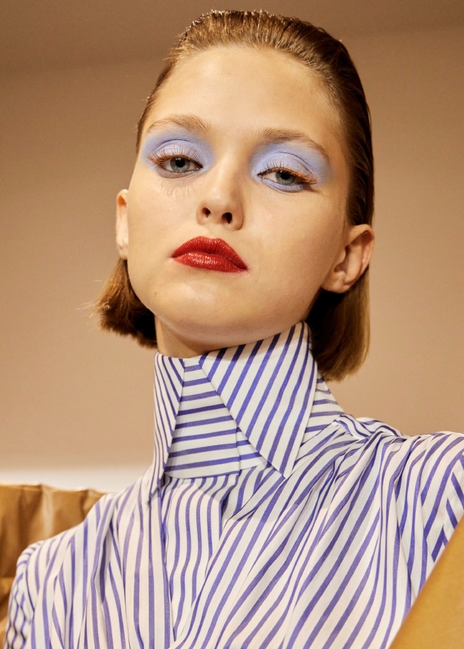 طريقة تطبيق مكياج عصري مع أنواع الماسكرا الملونة من عروض فيكتور أي رولف Viktor e Rolf