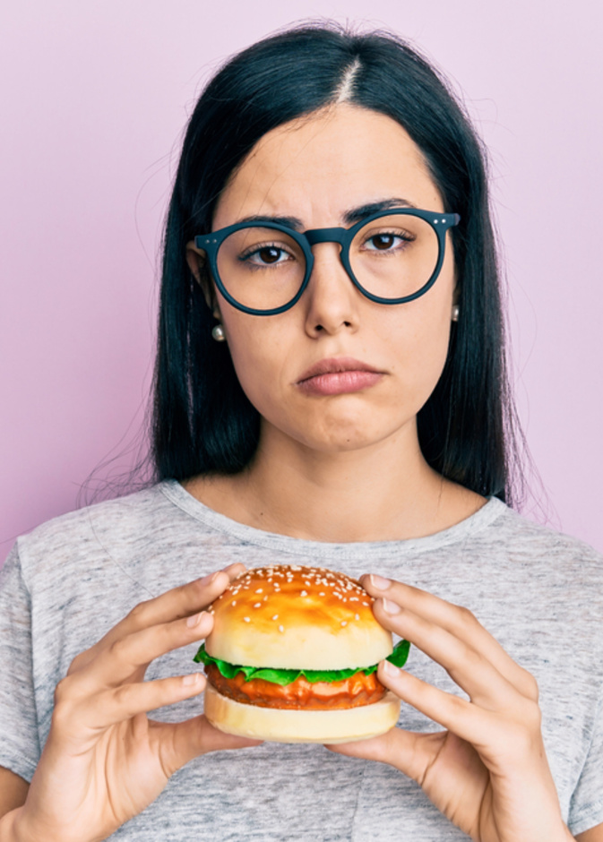 ما الأطعمة المعالجة ولماذا يجب الحد من تناولها