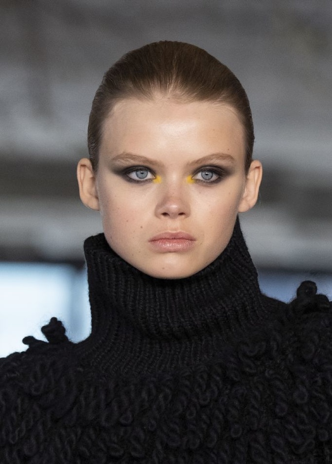 رسمات مكياج خريف 2022 بتدرجات سموكي مع الظلال الصفراء من دار Jason Wu