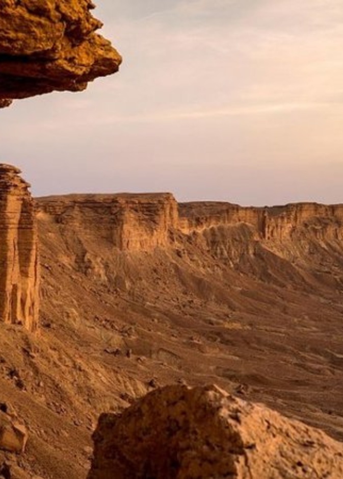 سحر الطبيعة من ارتفاع شاهق في حافة نهاية العالم - المصدر روح السعودية