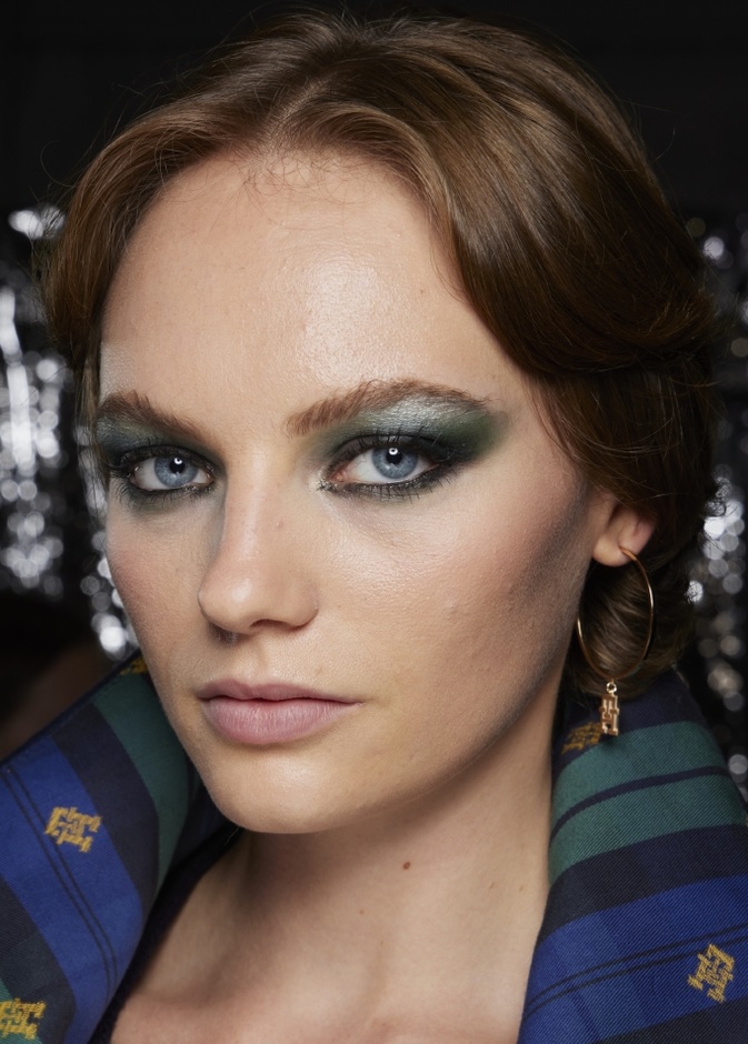 خطوات تطبيق مكياج عيون دخاني أخضرمن وحي عروض هالفيغر Hilfiger