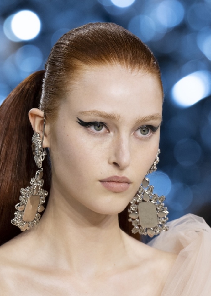 خطوات رسم العين بالآيلاينر المزدوج عند الجفن العلوي من عروض Valli