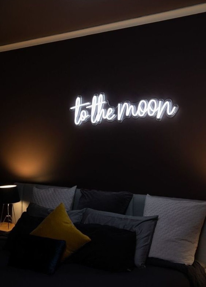 عبارة مضاءة بالنيون طريقة رائعة لجعل غرفة نومك أكثر حداثة