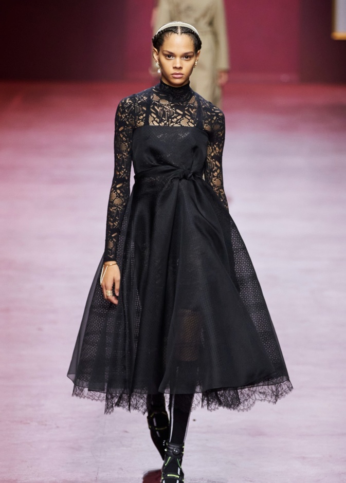 فستان أسود طويل من التول والشبك