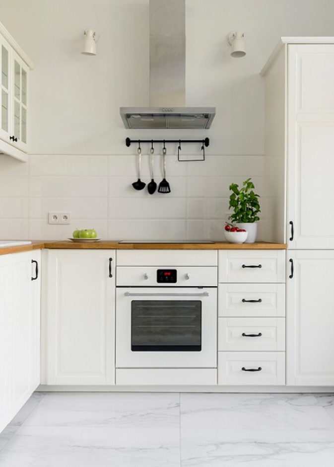 في المطبخ الصغير الحجم يفضل أن يكون ذو جدران وخزائن فاتحة الألوان