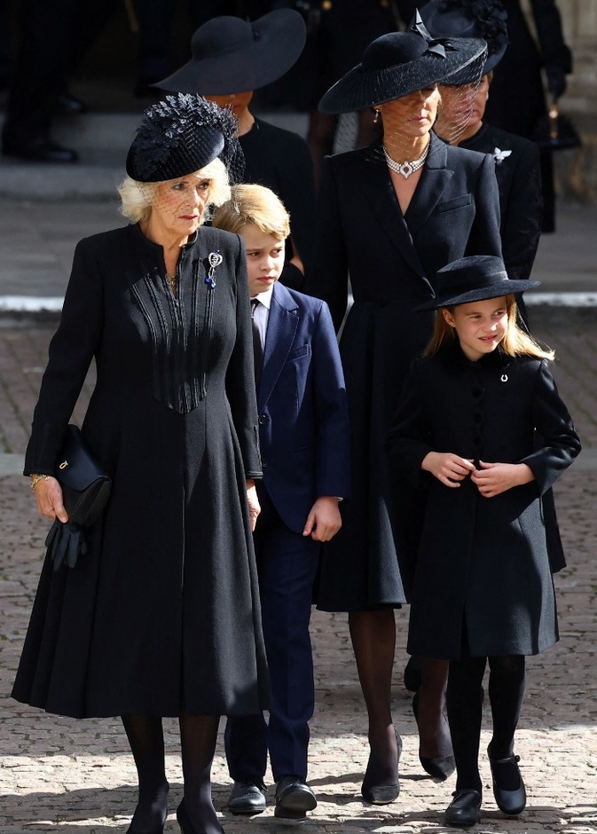 كيت قصدت تكريم الملكة من خلال إطلالاتها