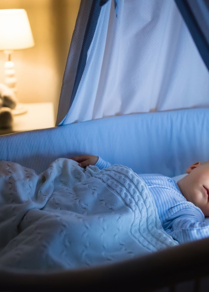 ما هو السن المناسب لنوم الطفل بمفرده ولماذا