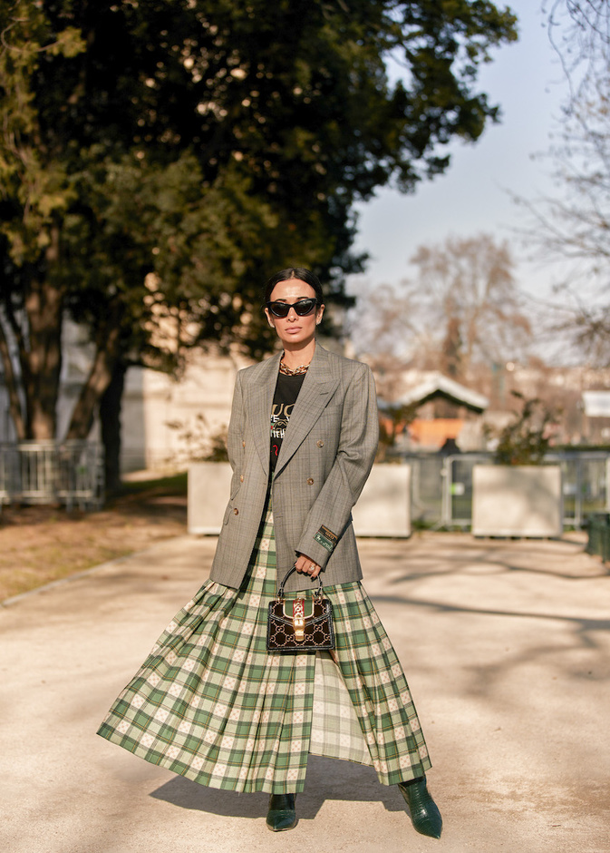 اعتمدي البليزر مع التنورة لأجمل الاطلالات الخريفية 