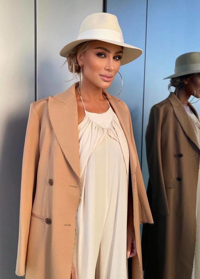 بعيداً عن الألوان الصاخبة اطلالات غير متوقعة من مايا دياب بدرجات النيود والأبيض