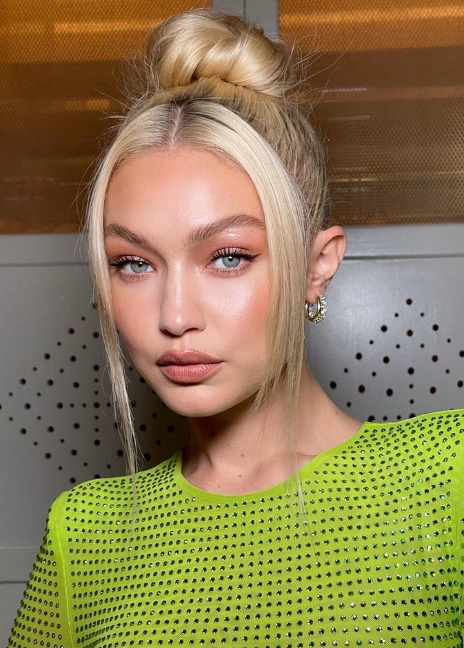 مكياج نيود لماع مع الرفعة العالية بأسلوب جيجي حديد