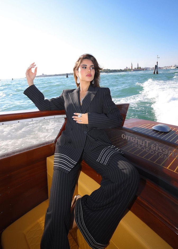 نجود الرميحي ببدلة رسمية من تصميم ألبيرتا فيريتي في البندقية