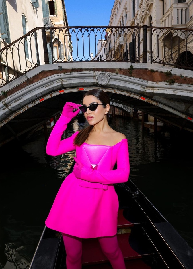 صور إطلالات نجمات خطفن الأنظار بصيحة Pink PP من دار فالنتينو